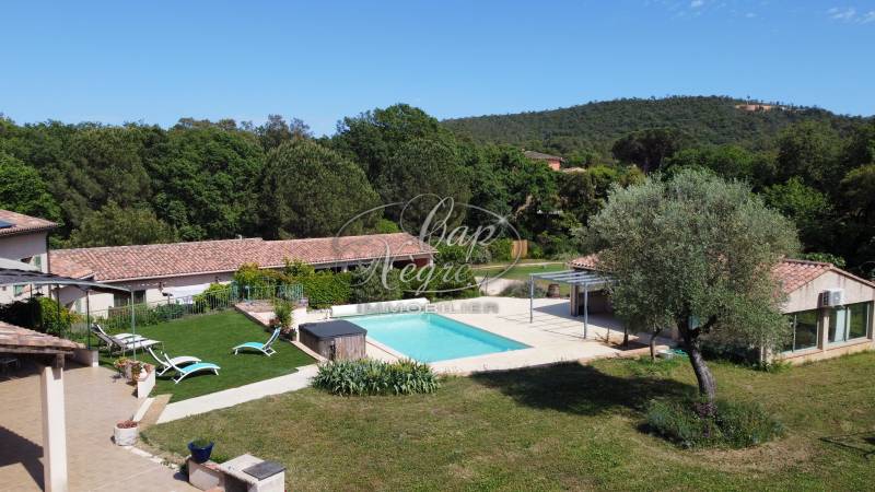 BORMES - PROPRIETE INTIMISTE SITUEE DANS UN CADRE CALME ET VERDOYANT