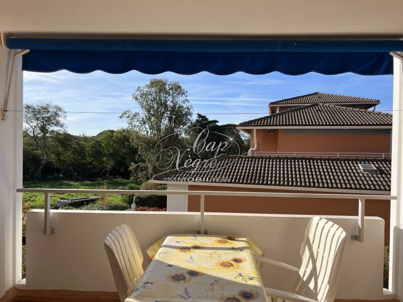 charmant studio cabine à vendre à Cavalière au calme avec terrasse et parking privé