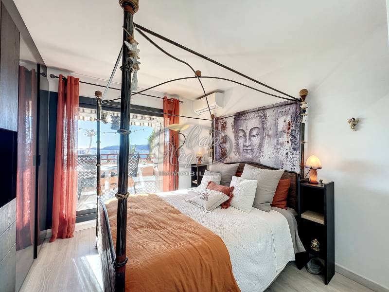 Chambre principale avec vue mer et accès sur la terrasse