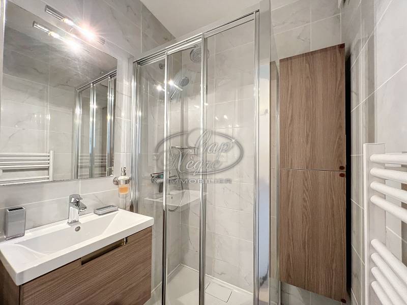 VENDU PAR CAP NÈGRE - EXCLUSIVITÉ LAVANDOU CENTRE - APPARTEMENT STYLE T2 + CABINE