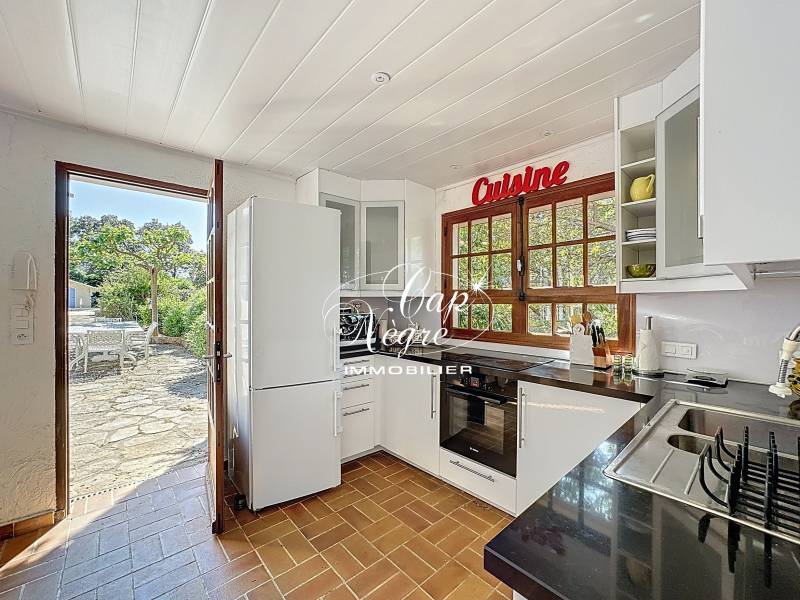 MAISON EDIFIEE SUR 2000 m² DE TERRAIN CONSTRUCTIBLE AU RAYOL-CANADEL-SUR-MER