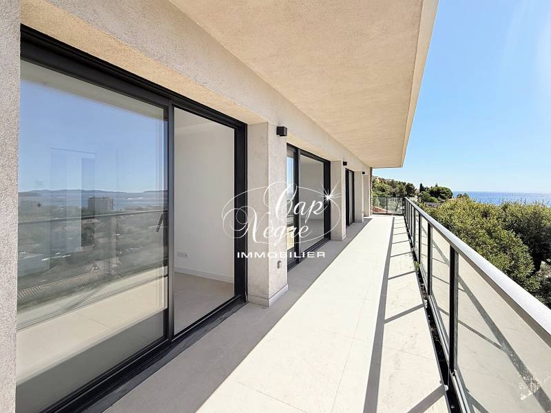 Domaine composé de 3 biens vue mer à 500m de la plage et du centre du Lavandou