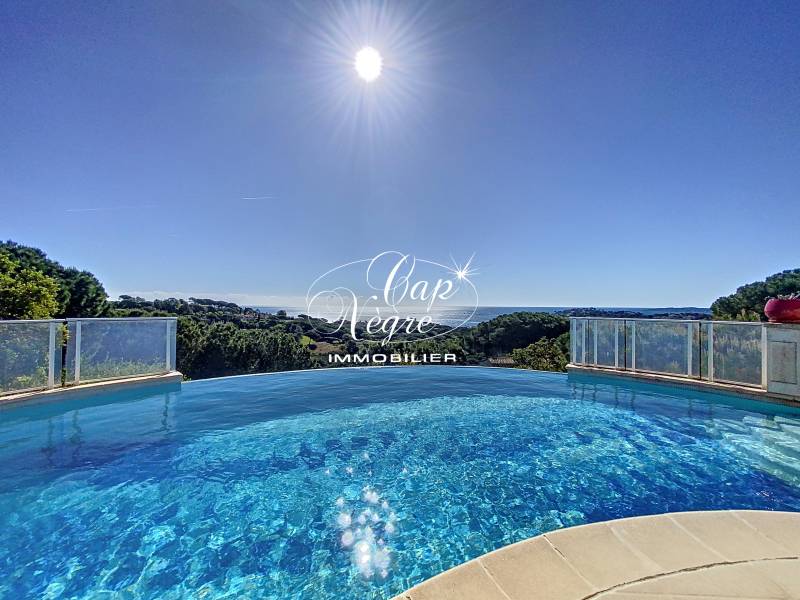 VILLA AVEC PISCINE DE 240M² À VENDRE VUE MER PANORAMIQUE À SAINTE MAXIME
