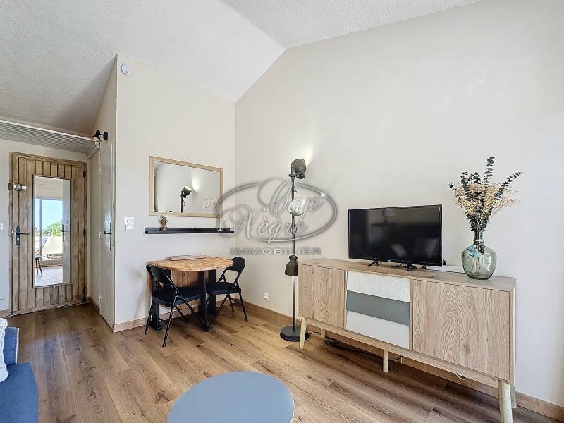 APPARTEMENT EN PARTIE BASSE PRAMOUSQUIER PLAGE - EXCLUSIVITÉ - RÉSIDENCE SÉCURISÉE