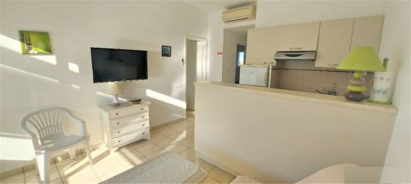 VUE IMPRENABLE POUR CE T3 CLIMATISÉ EN CENTRE LAVANDOU