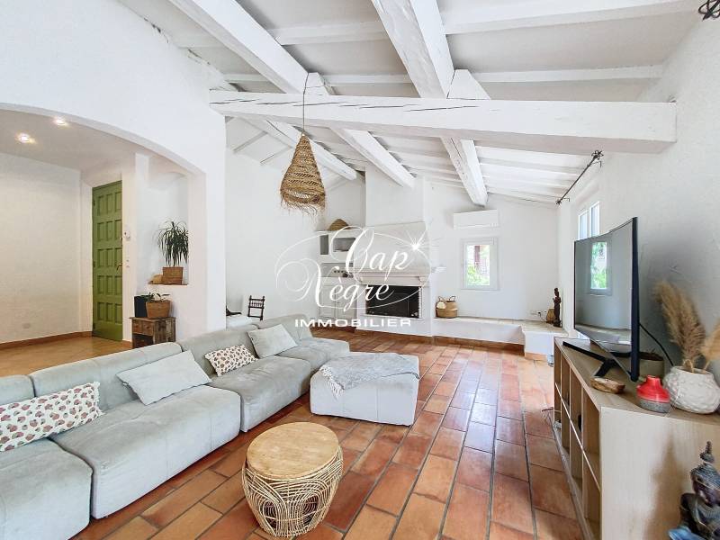 MAISON REFAITE À NEUF À VENDRE AU COEUR DE LA NATURE DE SAINTE MAXIME