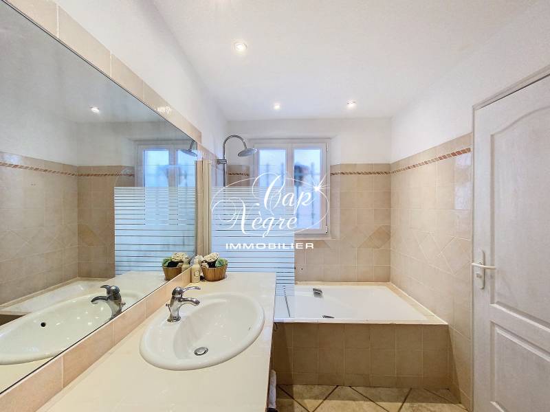 MAISON REFAITE À NEUF À VENDRE AU COEUR DE LA NATURE DE SAINTE MAXIME