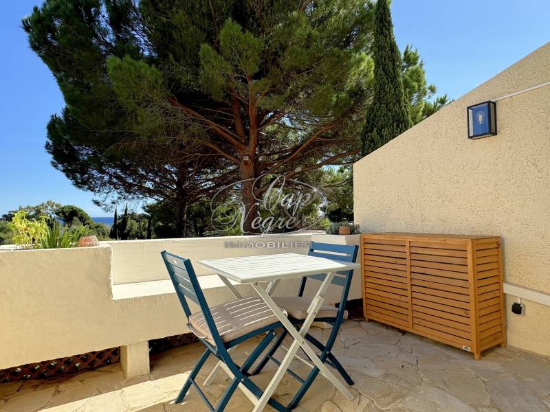 APPARTEMENT EN PARTIE BASSE PRAMOUSQUIER PLAGE - EXCLUSIVITÉ - RÉSIDENCE SÉCURISÉE