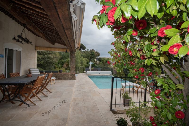 VILLA 200 M² PISCINE LE LAVANDOU VAR