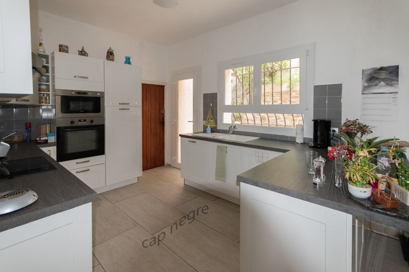 MAISON MODERNE AVEC PISCINE 8 CHAMBRES LAVANDOU