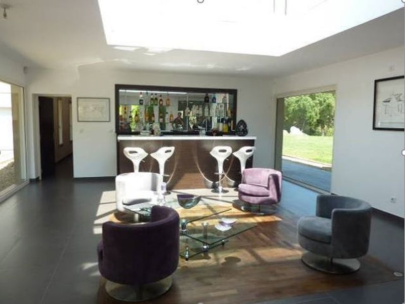 VILLA AUX GRANDS VOLUMES T7 AVEC DEUX GARAGES ET JARDINS PAYSAGES