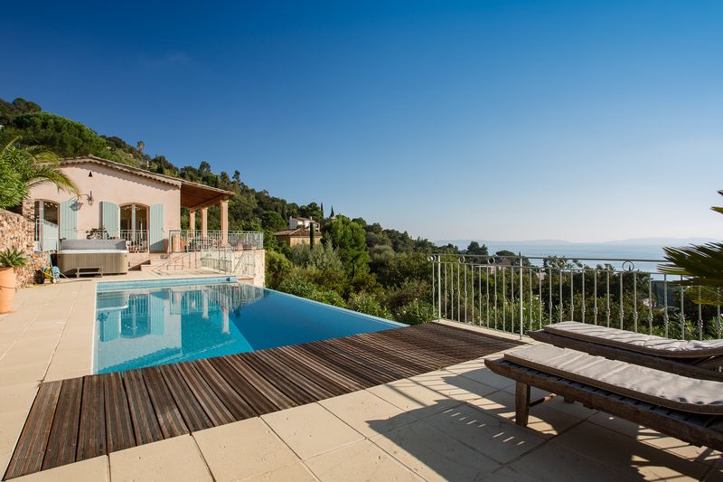 VILLA AVEC PISCINE VUE MER IMPRENABLE DANS DOMAINE T6 LE LAVANDOU - Cavalière