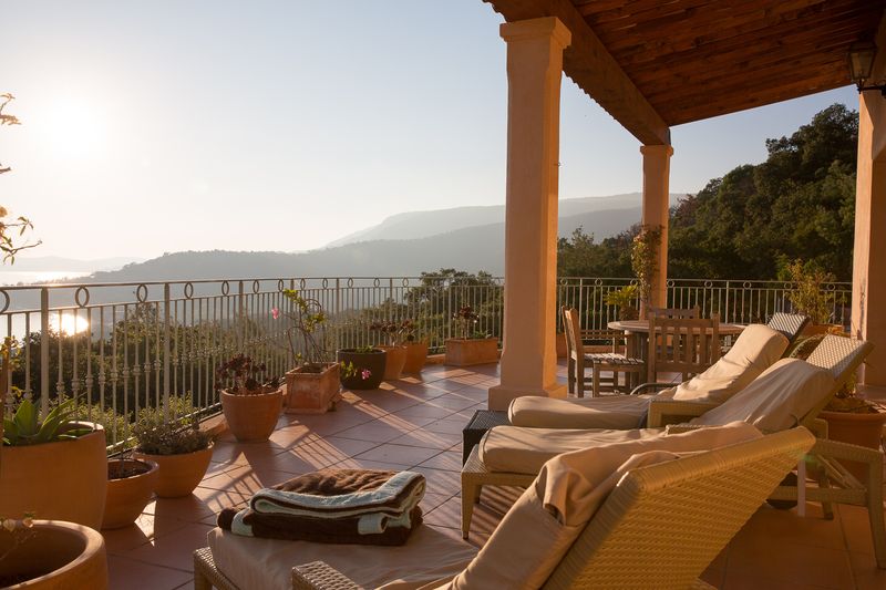 VILLA AVEC PISCINE VUE MER IMPRENABLE DANS DOMAINE T6 LE LAVANDOU - Cavalière