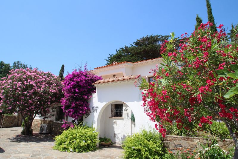 CHARMANTE MAISON DES ANNEE 50 DIVISEE EN DEUX HABITATIONS AVEC GARAGES INDEPENDANTS PROCHE PLAGE AU RAYOL CANADEL