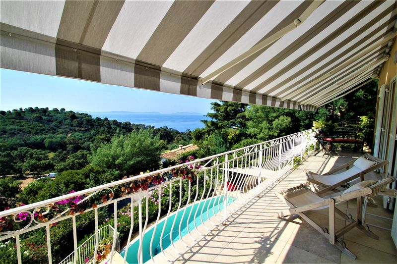 MAISON ENTIEREMENT REFAITE SUR 2 NIVEAUX AVEC PISCINE