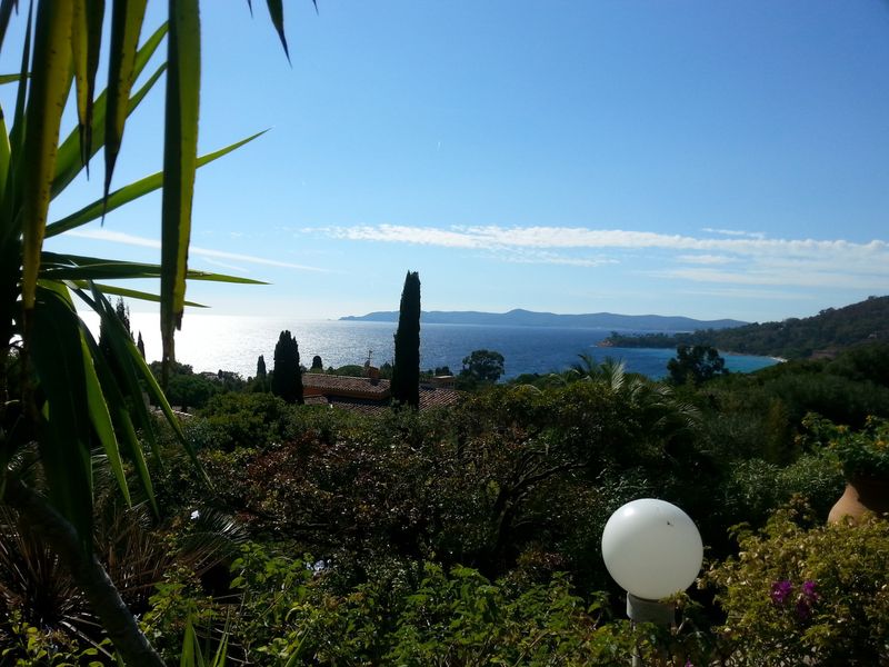A VENDRE VILLA AVEC VUE MER ET PISCINE A CAVALIERE LE LAVANDOU