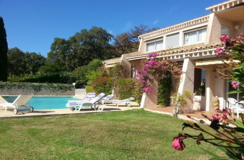 VILLA AVEC PISCINE VUE MER IMPRENABLE DANS DOMAINE T6 LE LAVANDOU CAVALIERE