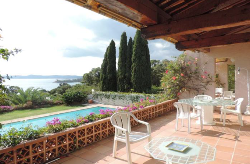 VILLA AVEC PISCINE VUE MER IMPRENABLE DANS DOMAINE T6 LE LAVANDOU CAVALIERE