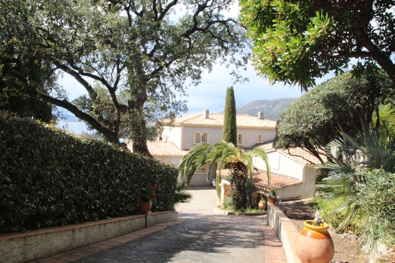 villa lotissement privé piscine et terrain Cavalière