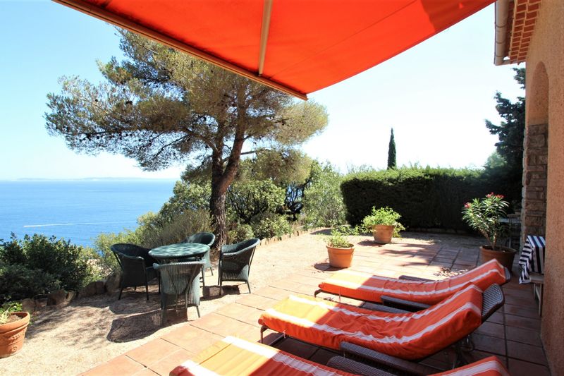 villa spacieuse cheminée vue mer incroyable