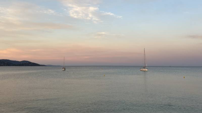 HOTEL A VENDRE AU LAVANDOU PROCHE DE LA PLAGE (MURS ET FONDS)