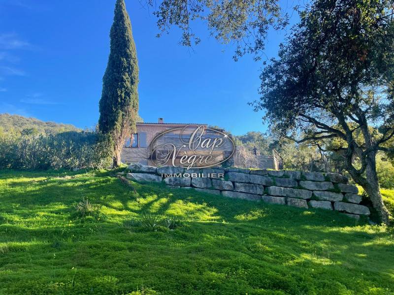 VEND PROPRIETE VUE MER GRAND TERRAIN ET PISCINE GARAGE LE LAVANDOU