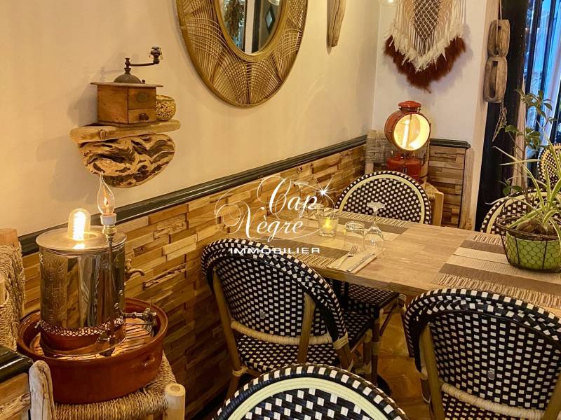 RESTAURANT À VENDRE AVEC TERRASSE ET COUR INTÉRIEURE AU COEUR DU VILLAGE DE RAMATUELLE