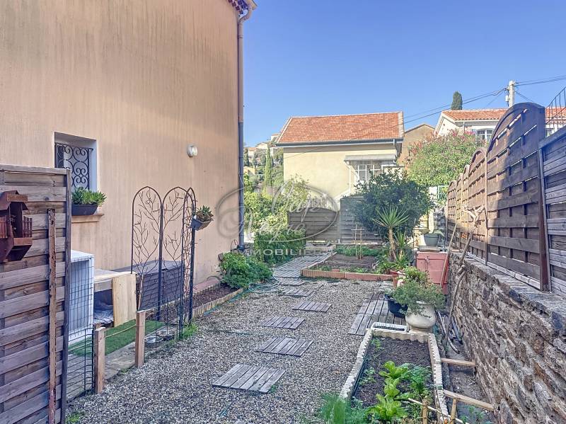 IMMEUBLE  AVEC VUE MER  AU CENTRE DU LAVANDOU - RARE A LA VENTE