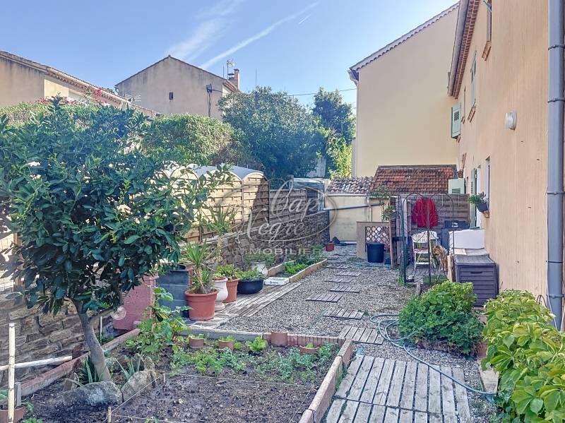 immeuble à vendre dans le centre du lavandou avec terrasse et jardin