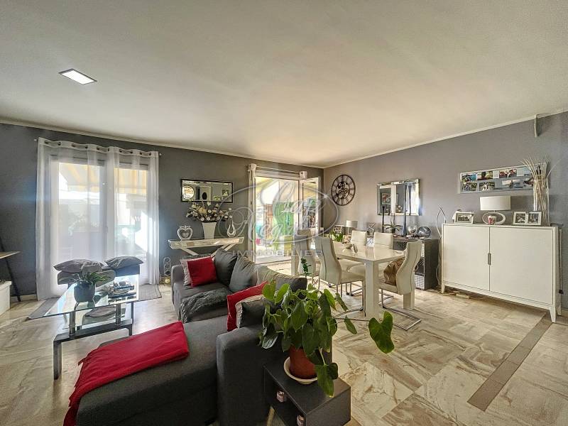 IMMEUBLE  AVEC VUE MER  AU CENTRE DU LAVANDOU - RARE A LA VENTE