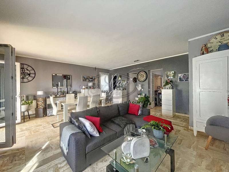 IMMEUBLE  AVEC VUE MER  AU CENTRE DU LAVANDOU - RARE A LA VENTE