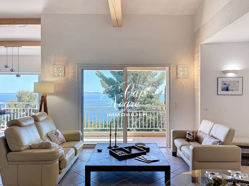 VILLA D'EXCEPTION VUE MER DANS LES HAUTEURS D'AIGUEBELLE
