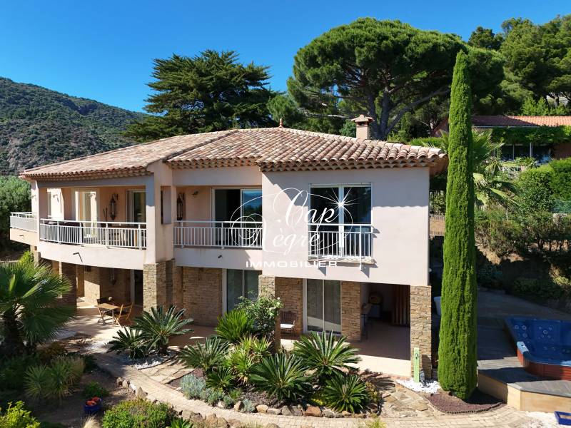 VILLA D'EXCEPTION VUE MER DANS LES HAUTEURS D'AIGUEBELLE