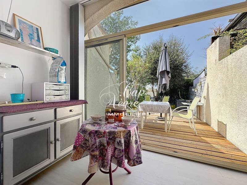 Mazet de charme avec terrasse ensoleillée et vue mer – proche mer