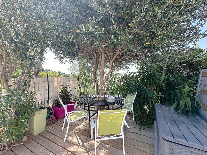 Mazet de charme avec terrasse ensoleillée et vue mer – proche mer