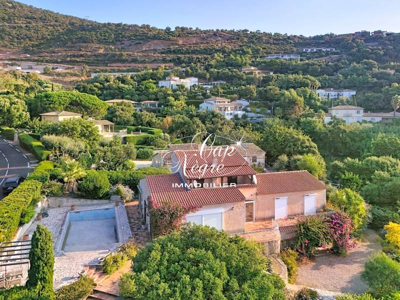 VILLA VUE MER À RÉNOVER SUR TERRAIN CONSTRUCTIBLE DANS LE DOMAINE DE BEAUVALLON À VENDRE À GRIMAUD - GOLFE DE SAINT TROPEZ