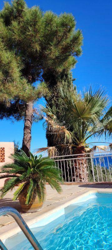 MAISON AVEC PISCINE VUE MER À VENDRE AU RAYOL-CANADEL