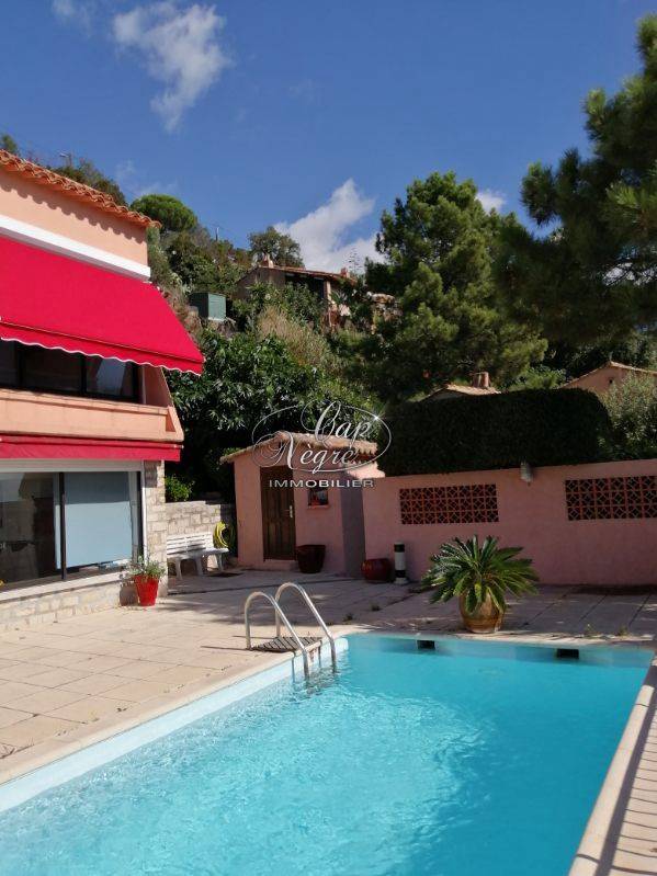 MAISON AVEC PISCINE VUE MER À VENDRE AU RAYOL-CANADEL