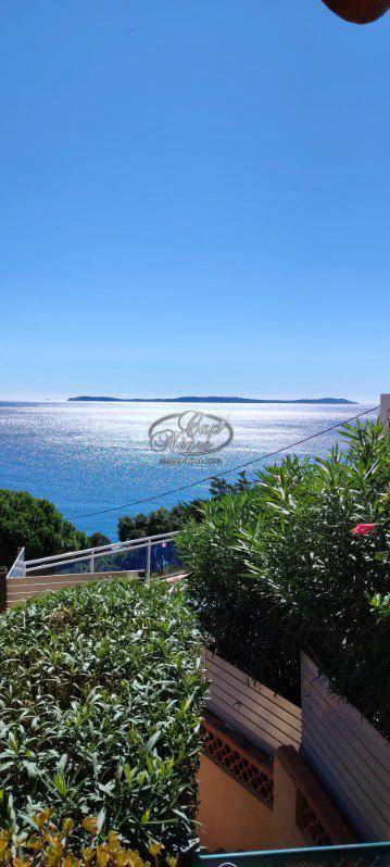 MAISON AVEC PISCINE VUE MER À VENDRE AU RAYOL-CANADEL