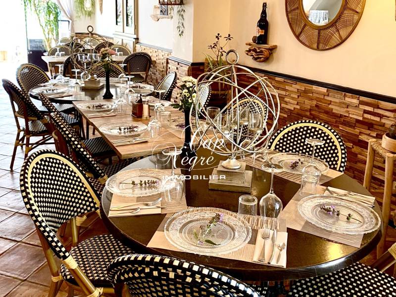 RESTAURANT À VENDRE AVEC TERRASSE ET COUR INTÉRIEURE AU COEUR DU VILLAGE DE RAMATUELLE