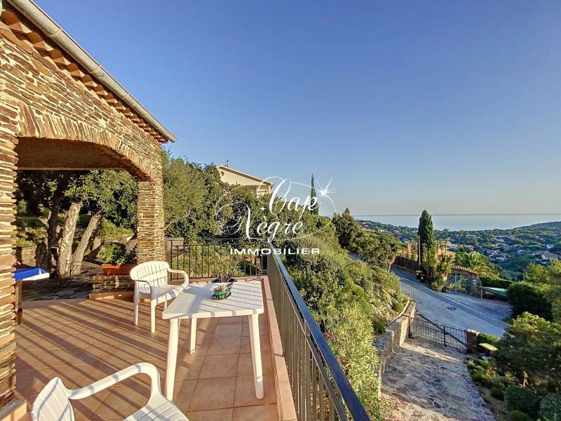 VILLA À RÉNOVER VUE MER AVEC TERRAIN ARBORÉ À VENDRE À CAVALAIRE SUR MER - GOLFE DE SAINT TROPEZ
