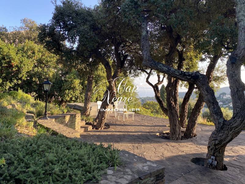 VILLA À RÉNOVER VUE MER AVEC TERRAIN ARBORÉ À VENDRE À CAVALAIRE SUR MER - GOLFE DE SAINT TROPEZ
