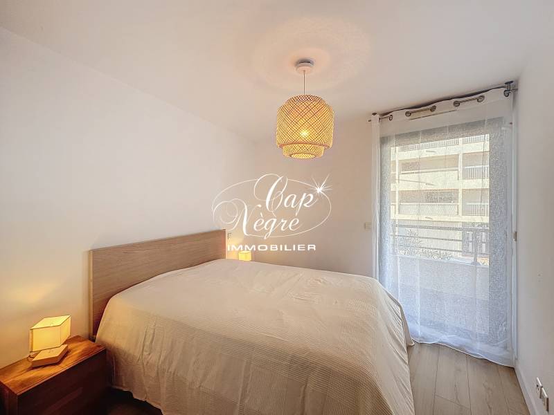 VENDU - T2 MODERNE À VENDRE AVEC GARAGE ET PISCINE AU CENTRE VILLE DE CAVALAIRE SUR MER