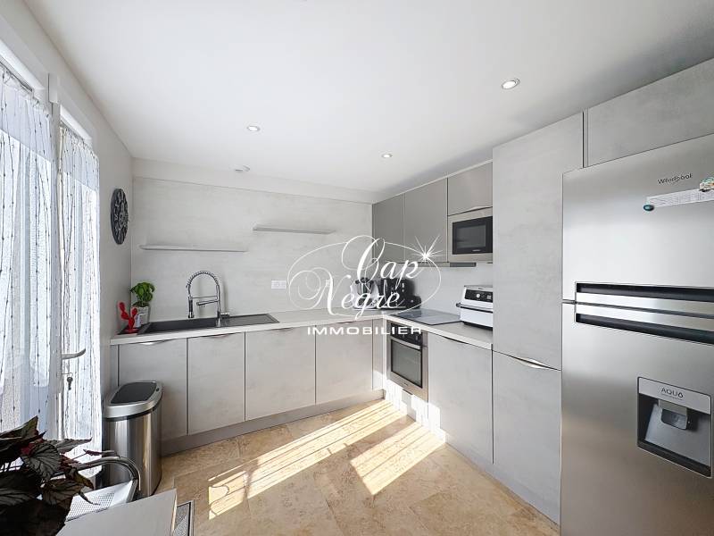 MAISON DE VILLE RÉNOVÉE AVEC JARDIN ET CAVE PROCHE CENTRE & COMMERCES À VENDRE À CAVALAIRE - GOLFE DE SAINT TROPEZ