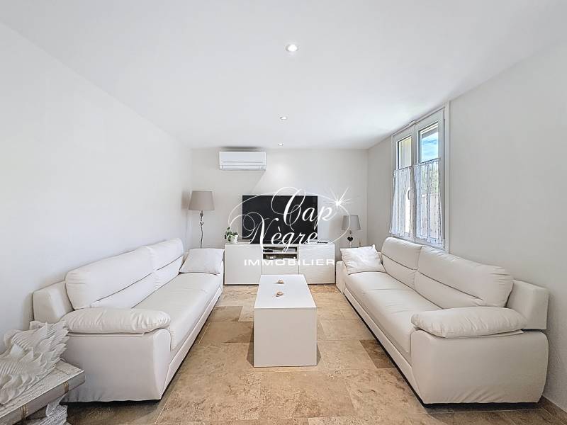 MAISON DE VILLE RÉNOVÉE AVEC JARDIN ET CAVE PROCHE CENTRE & COMMERCES À VENDRE À CAVALAIRE - GOLFE DE SAINT TROPEZ