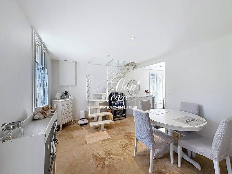 MAISON DE VILLE RÉNOVÉE AVEC JARDIN ET CAVE PROCHE CENTRE & COMMERCES À VENDRE À CAVALAIRE - GOLFE DE SAINT TROPEZ