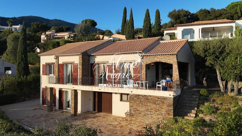 VILLA À RÉNOVER VUE MER AVEC TERRAIN ARBORÉ À VENDRE À CAVALAIRE SUR MER - GOLFE DE SAINT TROPEZ
