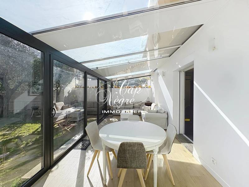 VILLA REFAITE À NEUF AVEC JARDIN À VENDRE DANS LE CENTRE DE CAVALAIRE