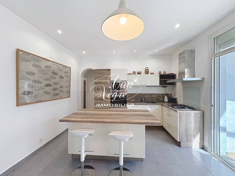 VILLA REFAITE À NEUF AVEC JARDIN À VENDRE DANS LE CENTRE DE CAVALAIRE