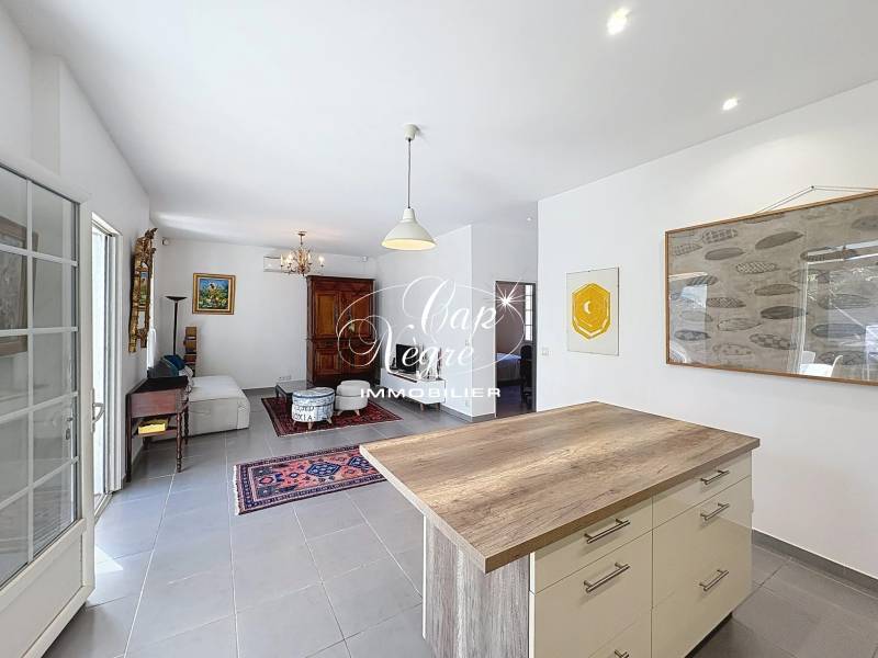 VILLA REFAITE À NEUF AVEC JARDIN À VENDRE DANS LE CENTRE DE CAVALAIRE